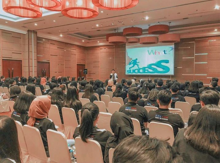 Seminar di aula dengan banyak peserta